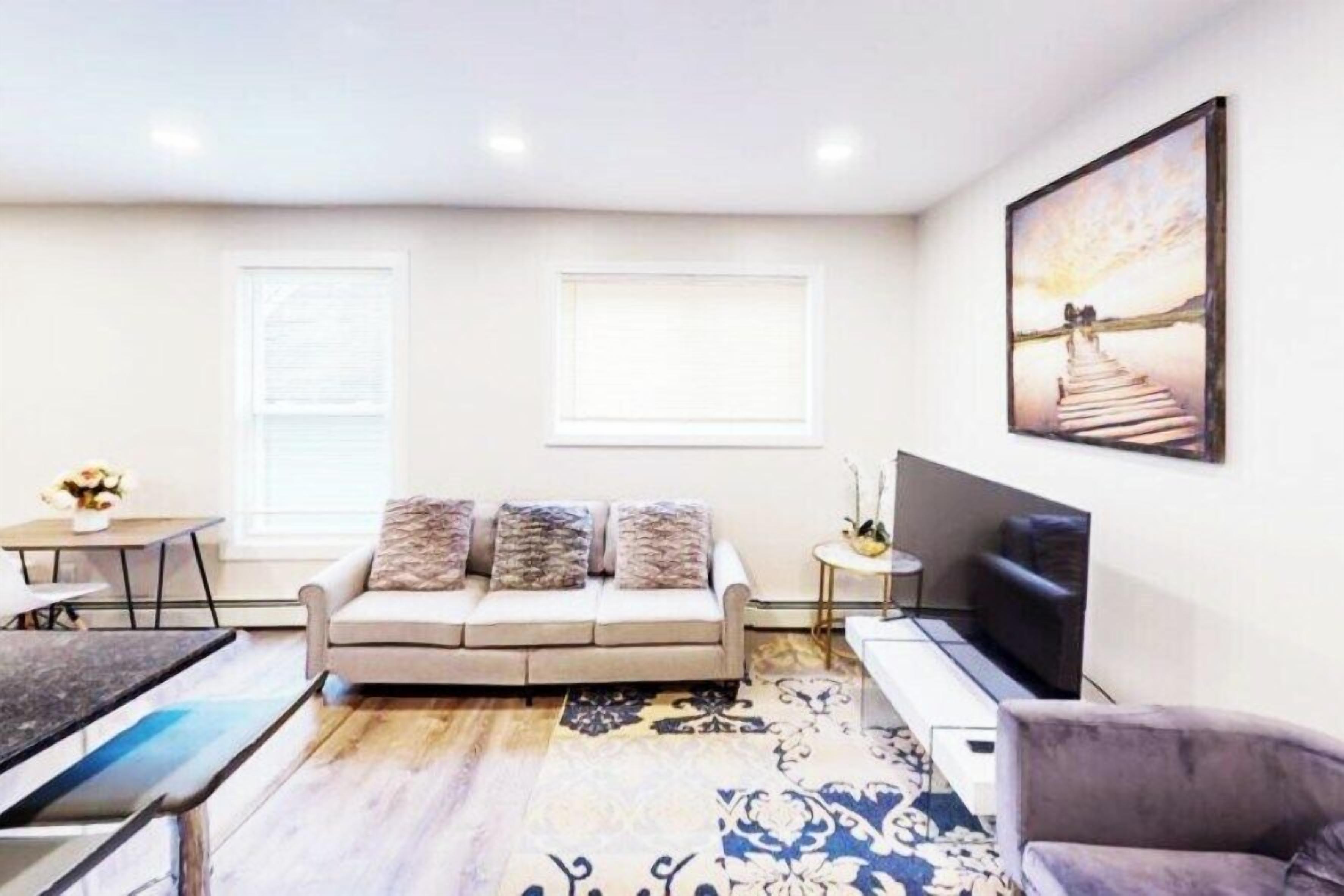 Downtown Yale| |5 bedroom Modern| Laundry|