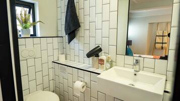 Secadora de cabello, toallas, jabón, papel de baño