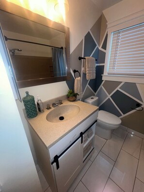 Bañera de hidromasaje, secador de pelo, bidé y toallas