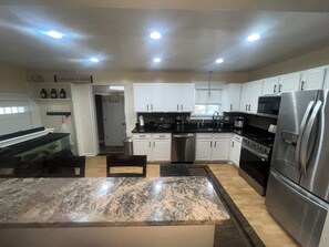 Fridge, microwave, oven, stovetop - Berkley Resort (Berkley)