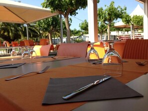 Outdoor dining - ZEcamping 4 étoiles toboggans pataugeoire locatif TV 30m2 4 pers (Regencós)