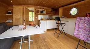 Kühlschrank, Mikrowelle, Herdplatte