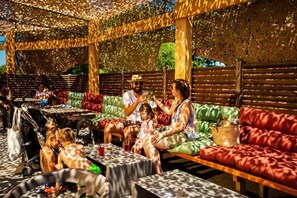 Outdoor dining - ZEcamping 4 étoiles parc aquatique club enfant fitness tente TV LV BBQ (Canet-en-Roussillon)