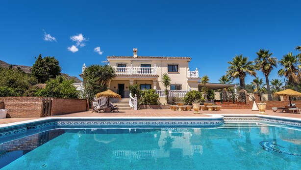 A pool area with a large house in the background, surrounded by palm trees and a clear blue sky. - Fantastic 7-bed Villa in Alhaurin de la Torre (Alhaurin de la Torre)
