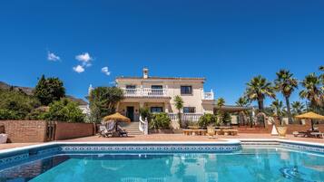 Villa | Piscina | Una piscina al aire libre