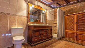 Villa | Baño | Ducha y bañera combinadas, bañera profunda, secador de pelo y toallas