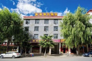 Exterior - Yutong Holiday Hotel (Shangri-La)