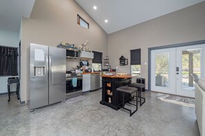 Fridge, microwave, oven, stovetop - A relaxing place that feels like your home away from home. (Rockport)