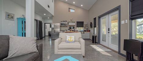 Smart-tv, pejs, bøger, stereoanlæg