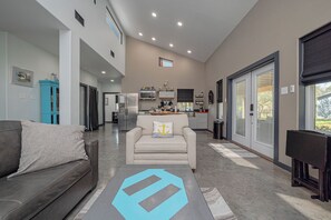 Smart TV, fireplace, books, stereo