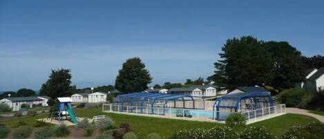 Una piscina cubierta, una piscina climatizada