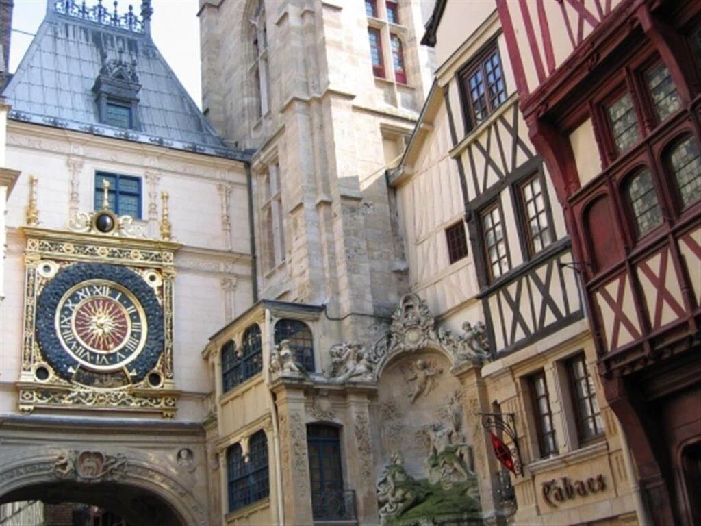 Un edificio histórico con un reloj destacado y detalles arquitectónicos elaborados.