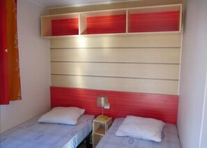 2 bedrooms, WiFi - ZEcamping 4* piscine couverte piscine chauffée mobil-home TV 24m2 (Jumièges)