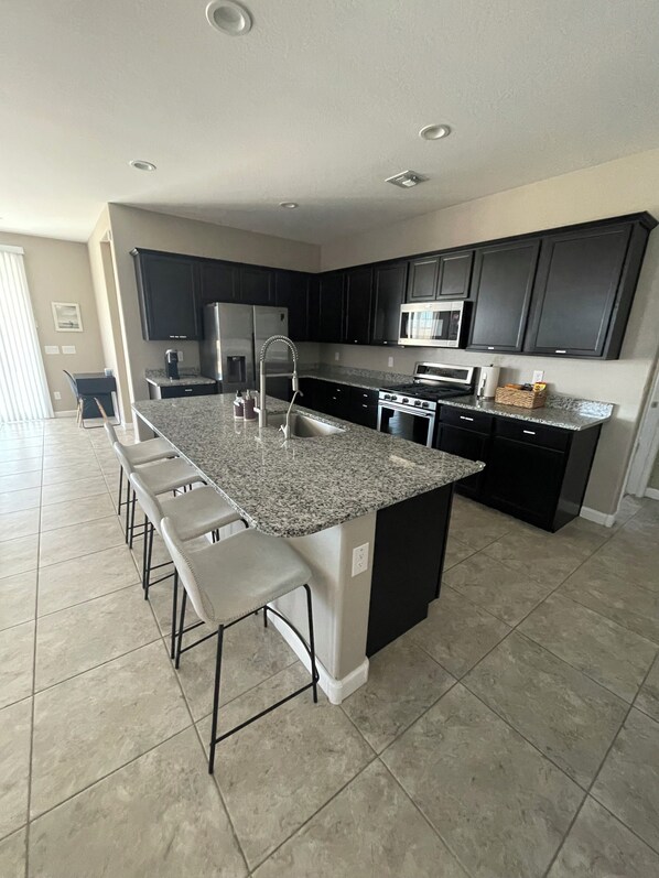 Microwave, stovetop - Spacious, Family-Friendly Home in Maricopa (Maricopa)