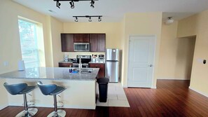 冷蔵庫、電子レンジ、オーブン、コンロ