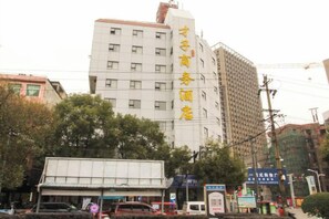 Un edificio de varios pisos con letreros que indican que es un hotel.