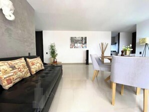 Smart TV, ping pong, books - Elegance and Comfort in El Poblado (Medellín)