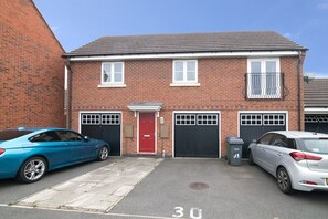Exterior - Lovely Two Bed detached house with Parking (Tipton)