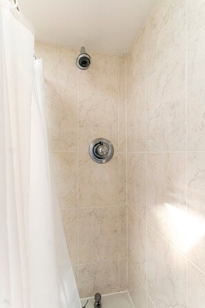 Douche, sèche-cheveux, serviettes fournies, savon