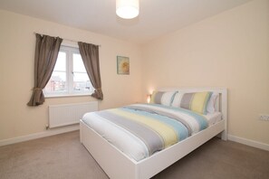 2 dormitorios, tabla de planchar con plancha, cuna de viaje