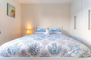 2 bedrooms, iron/ironing board, travel cot, free WiFi - Lovely Two Bed detached house with Parking (Tipton)