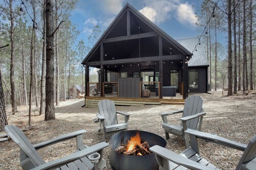 NEW! Escape to Luxury in a Modern Cabin with Spa!