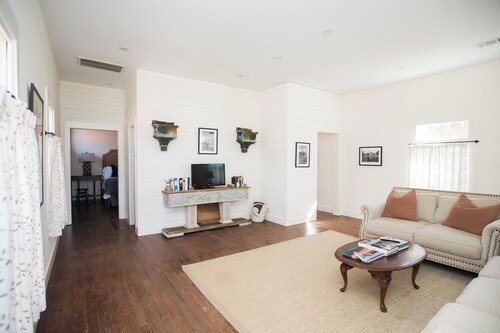 Charming 1-bedroom cottage in delightful Taylor. 