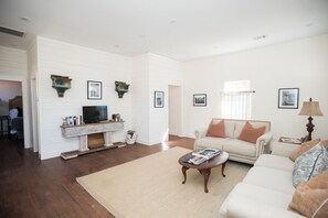 Living area - Charming 1-bedroom cottage in delightful Taylor.  (Oxford)