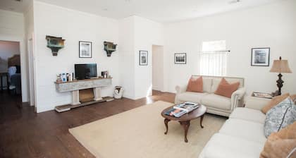 Charming 1-bedroom cottage in delightful Taylor.