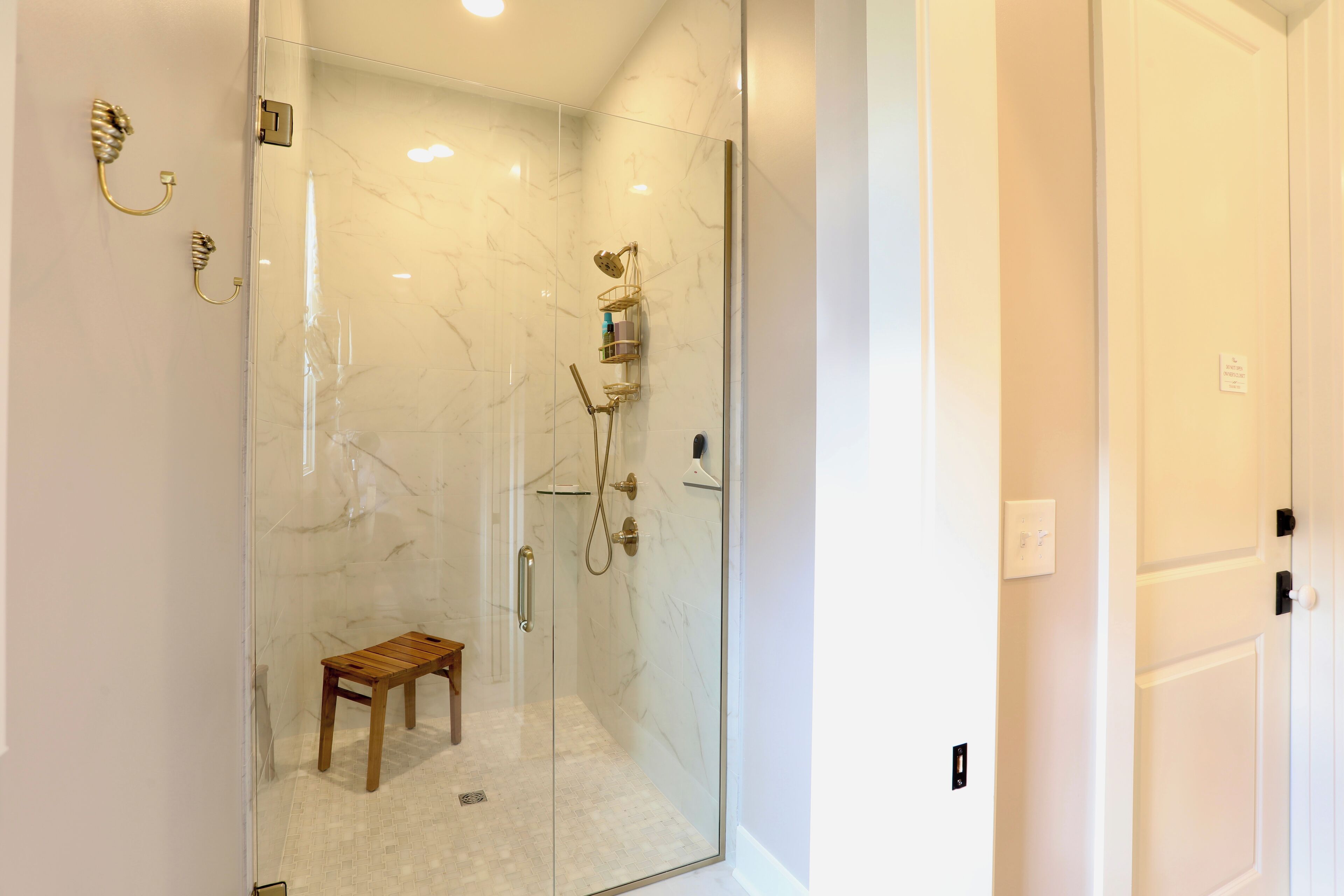 Douche, sèche-cheveux, serviettes fournies, savon