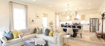 Sweet Baby Magnolia at The Lamar...Charming Cottage By the Square near Campus!