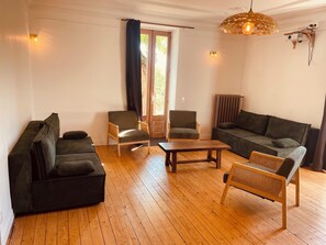 TV, fireplace, ping pong, books