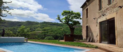 Alberca al aire libre y alberca climatizada