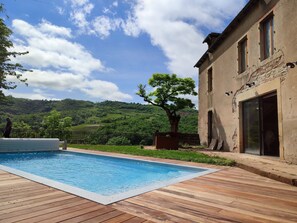 Outdoor pool, a heated pool - Grande Maison, en Pleine Campagne, Avec Piscine en été et Jacuzzi en Hiver (Valady)
