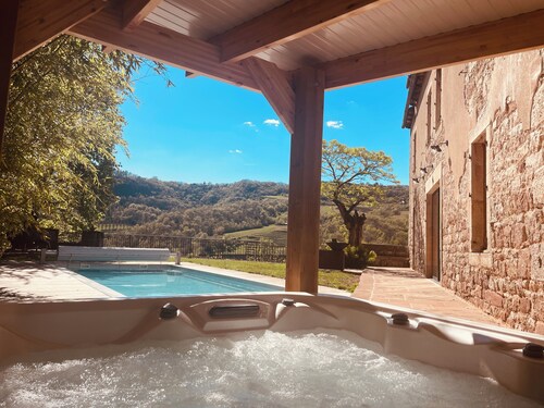 Grande maison, en pleine campagne, avec piscine et jacuzzi