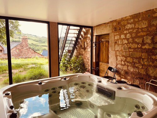 Grande maison, en pleine campagne, avec piscine en été et jacuzzi en hiver