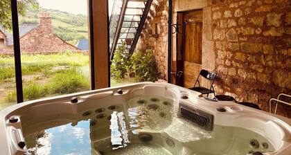 Grande maison, en pleine campagne, avec piscine en été et jacuzzi en hiver