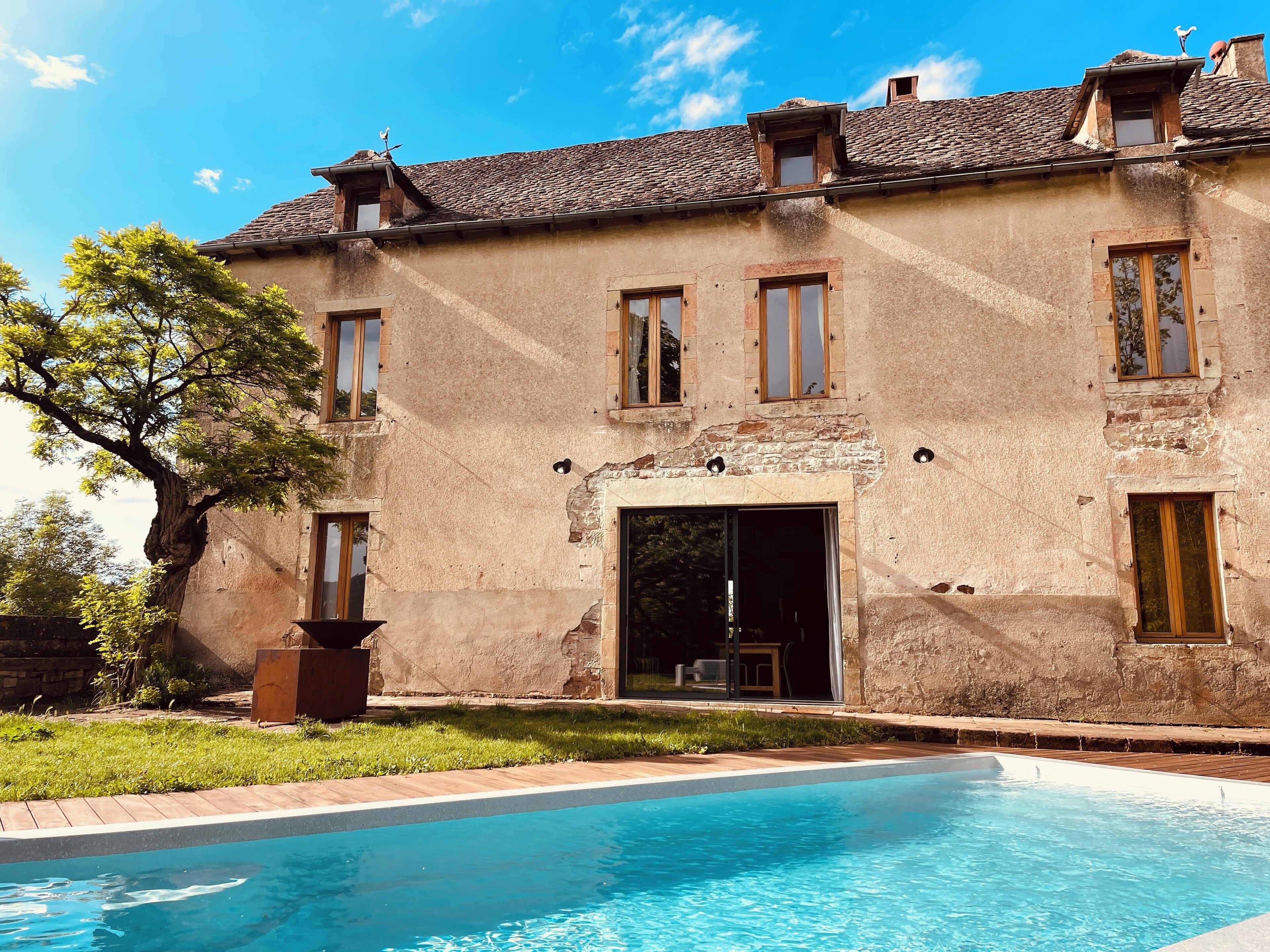 Utendørsbasseng og et oppvarmet basseng