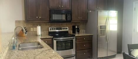 Køleskab, mikrobølgeovn, ovn, kogeplade