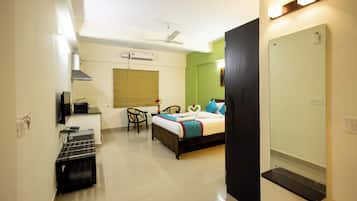 Deluxe Studio | Desk, laptop workspace, bed sheets, wheelchair access