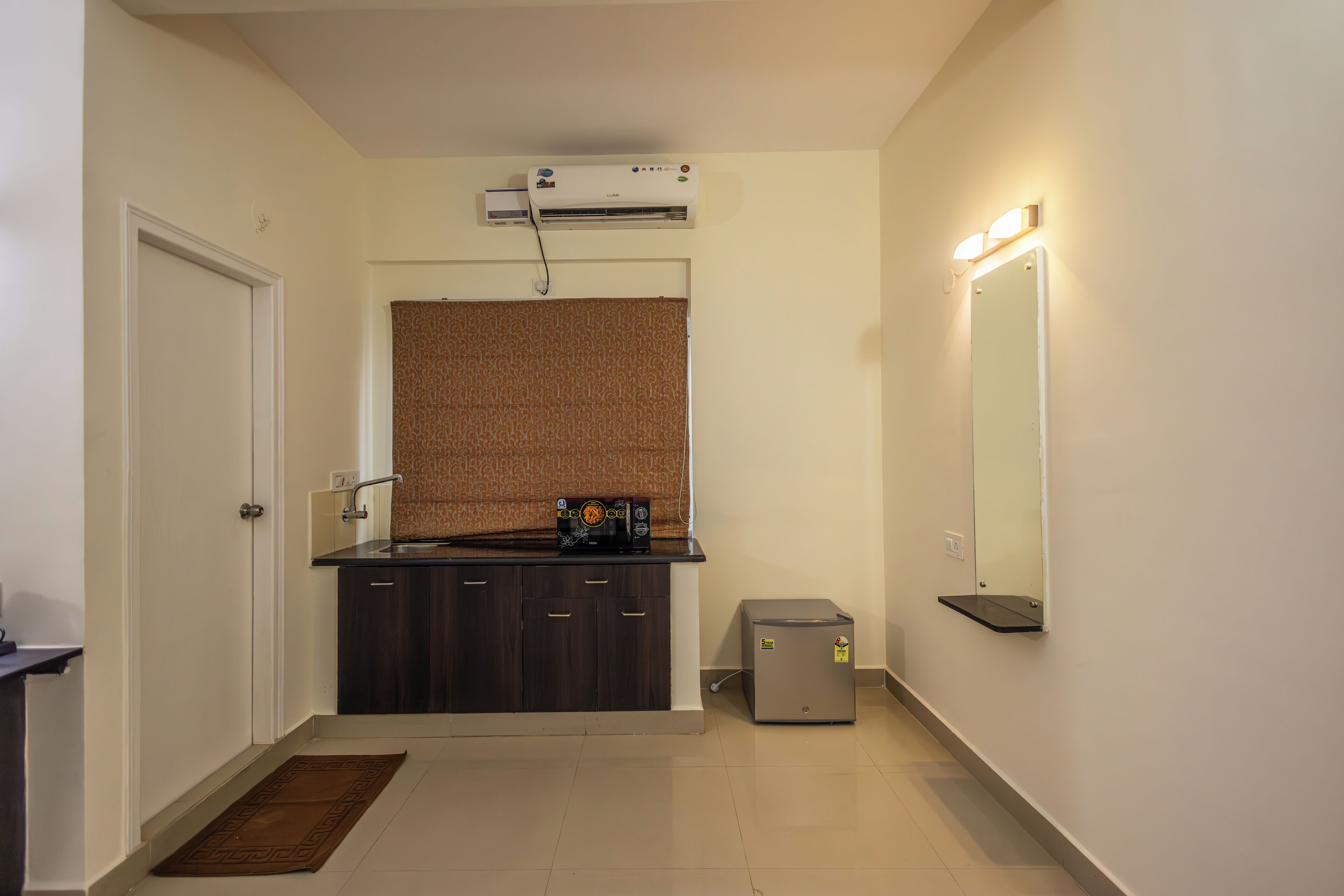 Une petite salle de bain comprenant un lavabo, un meuble-lavabo, un miroir et un petit radiateur.