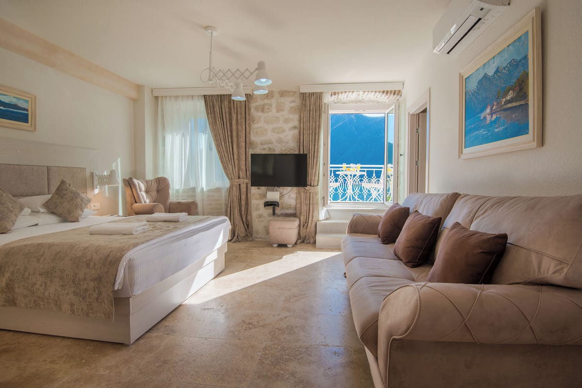 Deluxe apartment with a sea view and a balcony / Annex C | Woonruimte