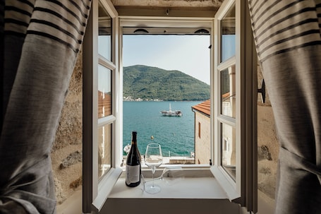 Junior suite with a sea view | In-room safe, iron/ironing board, free WiFi