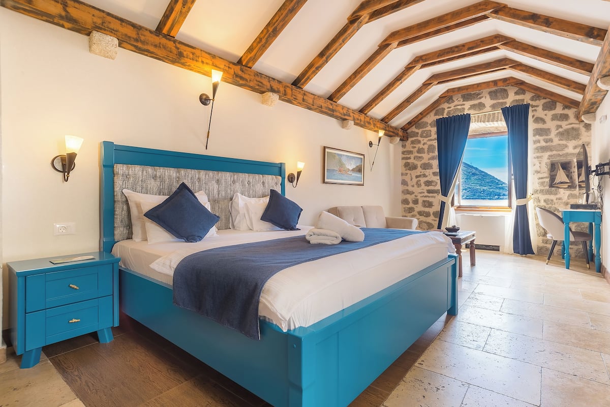 Junior suite with a sea view | Een kluis op de kamer, een strijkplank/strijkijzer, gratis wifi
