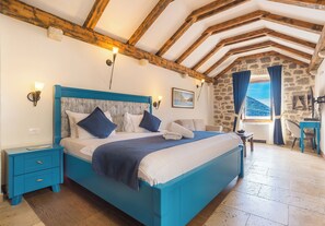 Junior suite with a sea view | In-room safe, desk, laptop workspace, iron/ironing board - Hotel and Restaurant CONTE (Perast)