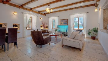 Private entrance penthouse with main square and bay view | Pengeskab på værelset, skrivebord, arbejdsområde til bærbare computere