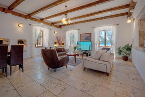 خزنة داخل الغرفة ومكتب ومساحة عمل للكمبيوتر المحمول ومكواة/لوح كي