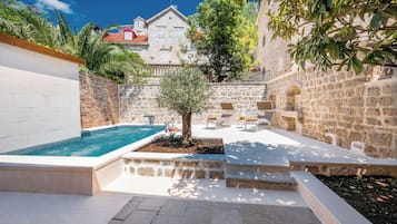 Private entrance three-bedroom villa with a garden and a pool / Annex A | Terrass/Patio