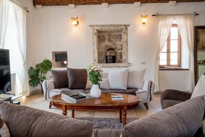 خزنة داخل الغرفة ومكتب ومساحة عمل للكمبيوتر المحمول ومكواة/لوح كي