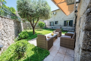 Residence with a private garden and free parking / Annex D | Terrace/patio